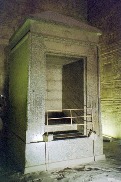 Datei:Monolith im Tempel in Edfu-2.jpg