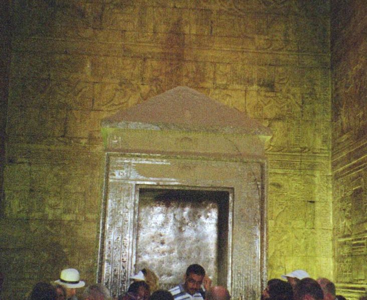 Datei:Monolith im Tempel in Edfu-3.jpg